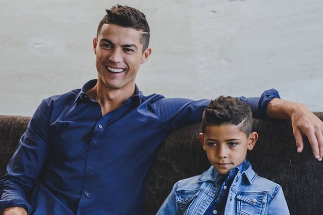 Cristiano-Ronaldo-Jr-duoc-chinh-tay-CR7-va-ba-noi-cham-soc-ngay-tu-khi-moi-chao-doi