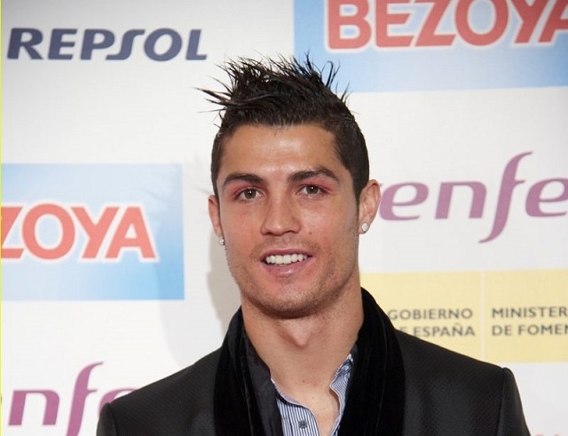 Cristiano-Ronaldo-cuc-ky-banh-trai-voi-kieu-toc-Spiky-Highlight