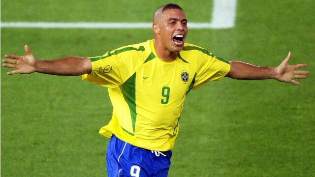 Ronaldo-da-tro-thanh-huyen-thoai-song-cua-bong-da-the-gioi-khi-ghi-duoc-8-ban-thang-tai-ky-World-Cup-2002