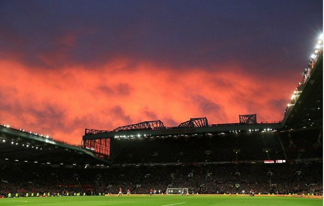 don-tim-truoc-ve-dep-Old- Trafford- night-1