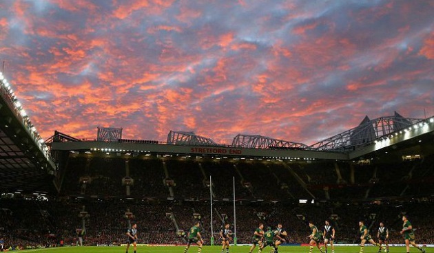 don-tim-truoc-ve-dep-Old- Trafford- night