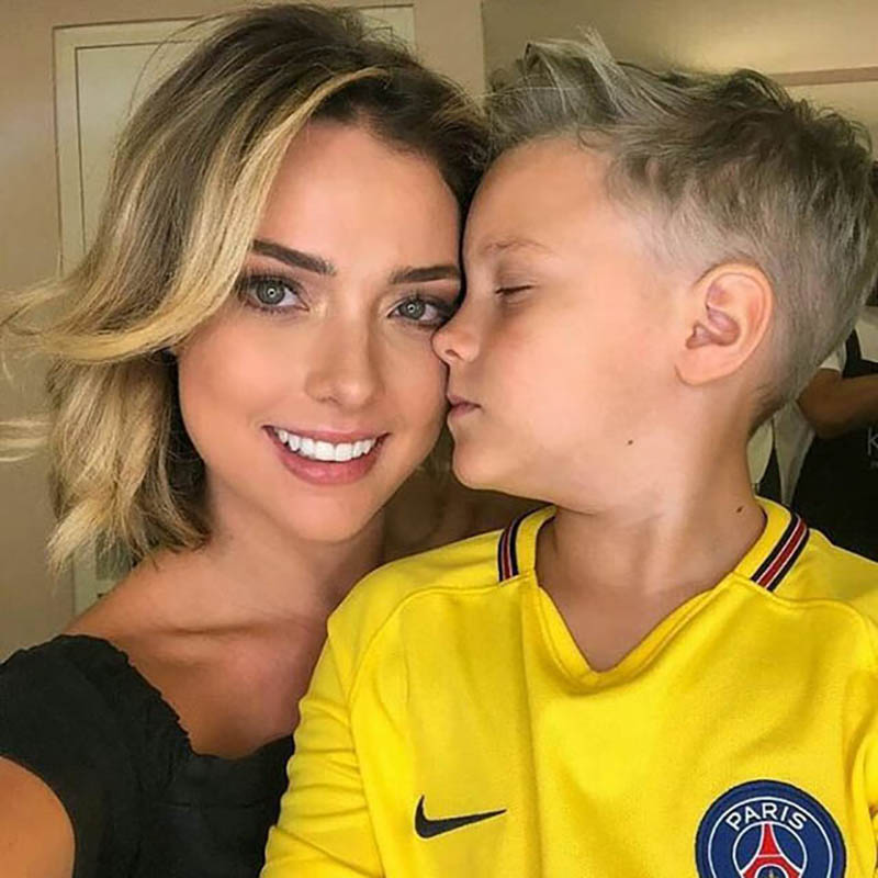 mẹ của con trai neymar